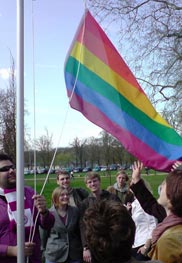 Hissung der Regenbogenflagge auf dem Uni-Campus Neues Palais